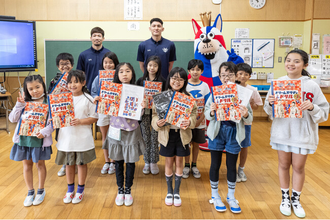 沖縄市内の小学3年生全員に「ドリームスタディドリル」を寄贈
