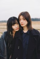アーティスト写真(左：Vo.Gt.夕日桃／右：Ba.琉歌)