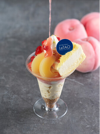 【小樽洋菓子舗ルタオ】新千歳空港限定の新商品『苺と桃のムースフロマージュパルフェ』を3月1日（金）より販売開始します。