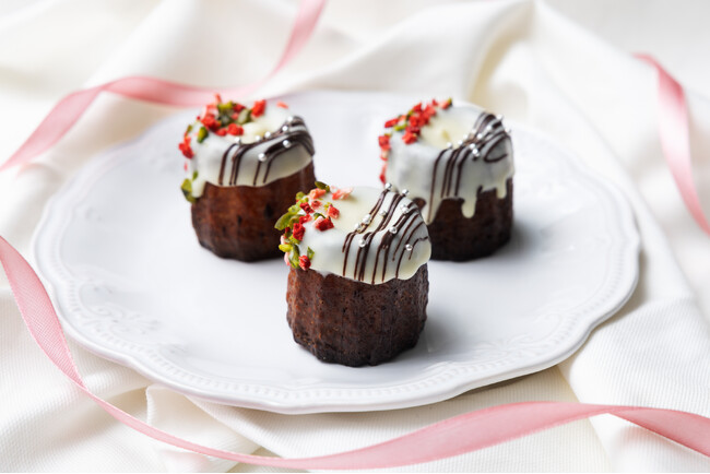 とろけるクリーミーな味わいのホワイトチョコをたっぷりとトッピング！　上品な甘さの「幸せのホワイトチョコカヌレ」がカヌレ専門店「立町カヌレ」から季節限定にて３/1販売開始！
