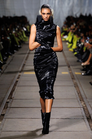 【Alexander McQueen】2024年秋冬コレクションを発表