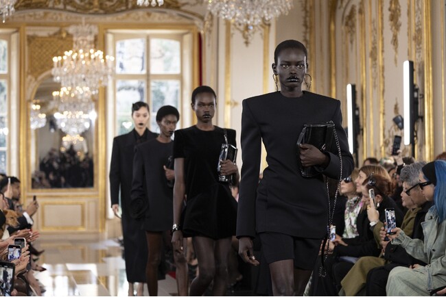 ヴァレンティノ、2024-25年秋冬ウィメンズコレクション 'ル ノワール'を発表