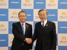 左から、大阪公立大学 学長 辰巳砂 昌弘、堀場製作所 代表取締役 会長兼グループCEO 堀場 厚 左から、大阪公立大学 学長 辰巳砂 昌弘、堀場製作所 代表取締役 会長兼グループCEO 堀場 厚