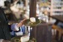カフェで提供する、地元産フルーツを使用した自家製ケーキ