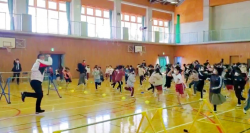 枚方市立氷室小学校へ鉄棒6本寄贈 保育園児と小学2年生 合同体育遊び授業実施