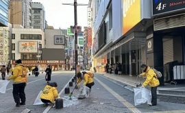 新宿・歌舞伎町一帯のゴミ拾い・一斉朝清掃活動 ~ 2月24日(土)に国際サイエントロジー・ボランティア主催により実施されました 新宿・歌舞伎町一帯のゴミ拾い・一斉朝清掃活動 ~ 2月24日(土)に国際サイエントロジー・ボランティア主催により実施されました