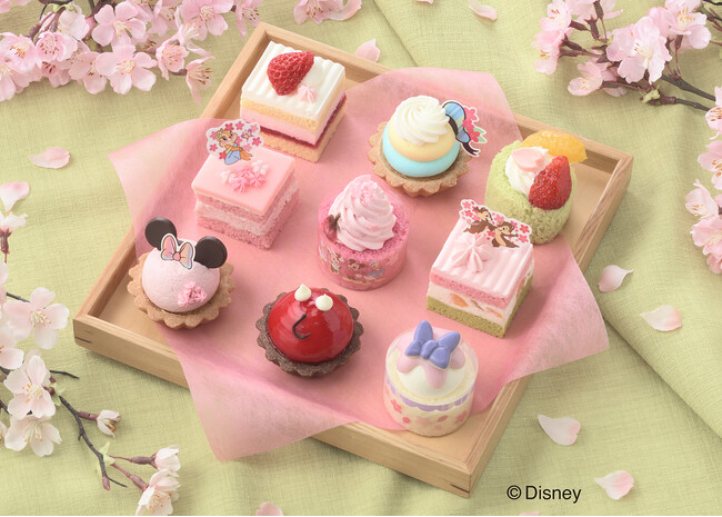 【銀座コージーコーナー】ミッキー&フレンズがお花見を楽しむ様子を9つのプチケーキで表現。桜の花びらを散らしたのは、だ～れだ♪