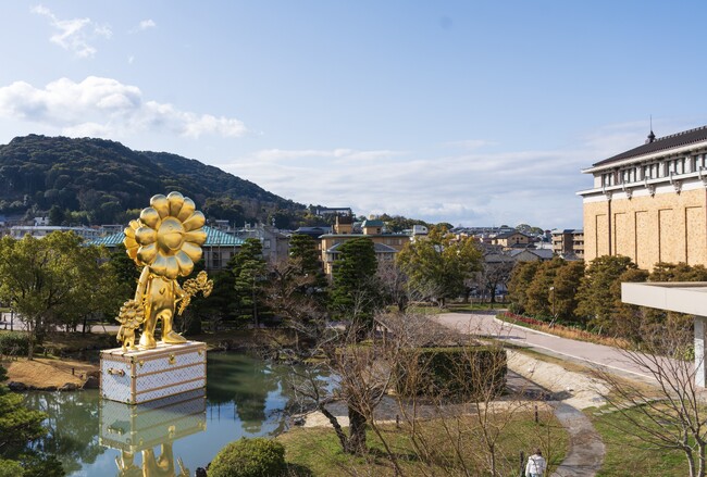 【ルイ・ヴィトン】村上隆とのコラボレーションによる巨大な彫刻作品《お花の親子》が京都市京セラ美術館の日本庭園に登場