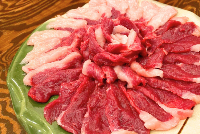春といえば桜肉！国産の馬刺しを桜に見立てた佃畜産直送「純国産生馬肉の八重桜盛り」が3月15日新登場！【大衆馬肉酒場　馬王　十三店】