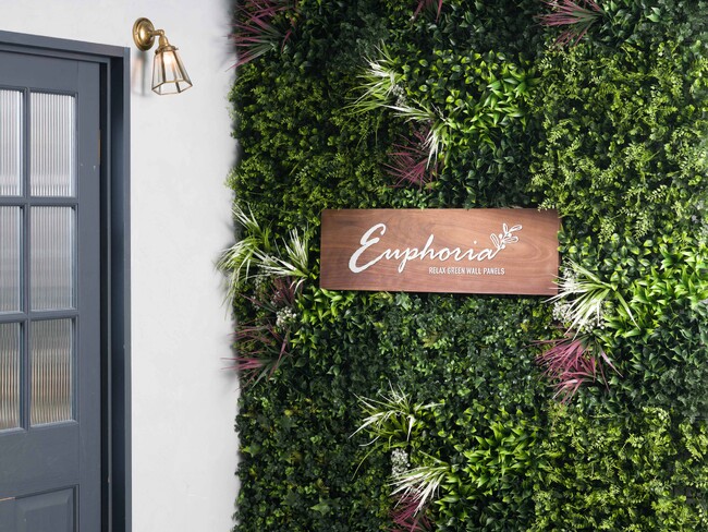 リラックス効果が期待できるお洒落な壁用フェイクグリーン 「Euphoria（ユーフォリア）」を発売