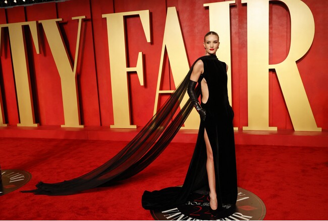 ロージー・ハンティントン＝ホワイトリーとアッシャーがヴァレンティノのルックを着用 | オスカーアフターパーティー