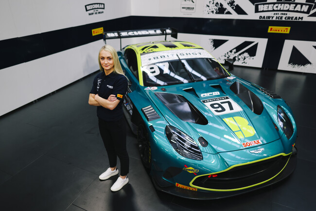 アストンマーティン、ジェシカ・ホーキンスが新型Vantage GT3でブリティッシュGT選手権デビュー