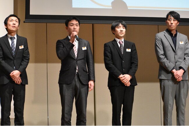 吉野家、「肉盛り実技グランドチャンピオン大会」と「キッチンマスターチャンピオン大会」の優勝者を表彰