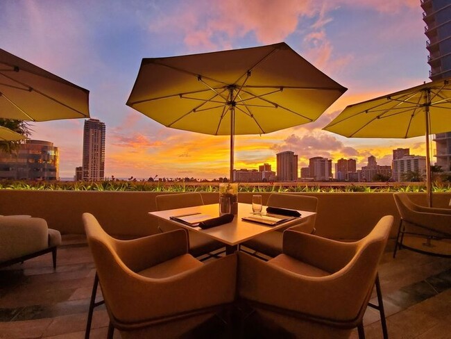 【ハワイ・ワイキキのSunset Dinner】The Ritz-Carlton Residences,Waikiki Beach内のイタリアンレストランQuioraで夕日を眺める特等席で贅沢ディナー