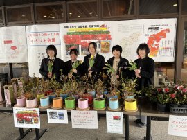 JFC本社にて販売した中央農業高生とJFCスタッフ JFC本社にて販売した中央農業高生とJFCスタッフ