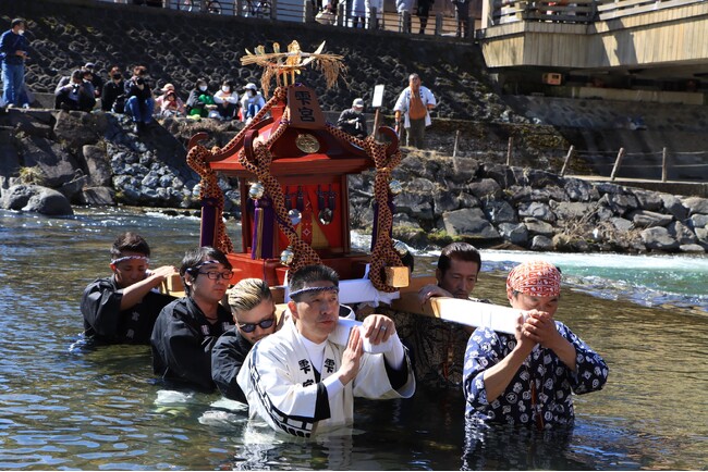 【岐阜県高山市】御神酒「神のしずく」を載せた酒樽神輿が飛騨高山を練り歩く～雫宮祭～