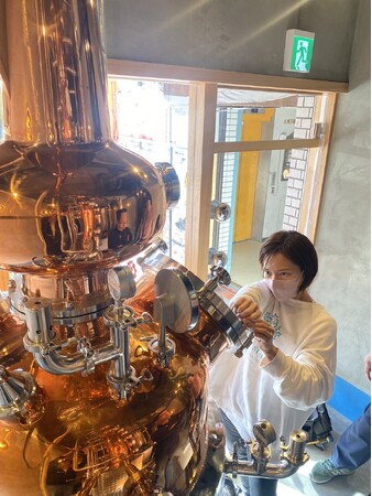 女性蒸留家が挑む、沖縄クラフトジン蒸留所誕生。できたてのクラフトジンを嗜みながら、県産アグー豚と島野菜を贅沢に使用したしゃぶしゃぶが堪能できる併設レストランも同時オープン。