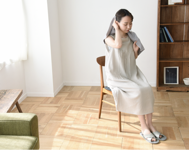 ワンオペ育児の救世主！慌ただしいお風呂上がりはタオルの代わりにバサっと着るだけ。人気の「湯上りガーゼワンピース」2024年モデルが登場