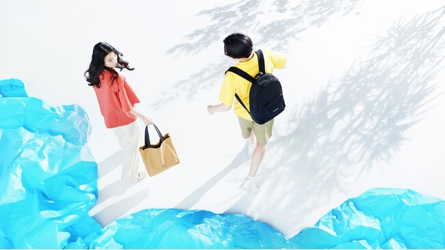 CATならぬQAT……？　英語の学習実験をモチーフにしたシャツとリュックがQurioStoreから新登場