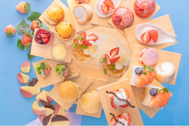 【クロスホテル大阪】甘酸っぱい春色満開のスイーツを堪能、桜風味のクリームやいちごを使用したアフタヌーンティーが登場