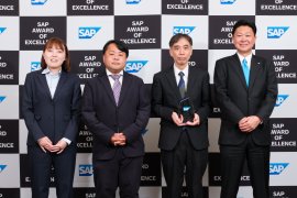 (写真右から)SAPジャパン株式会社 代表取締役社長 鈴木 洋史様、当社 常務執行役員 ソリューション事業部長 船尾 哲也、同事業部 第1開発部 深澤 享廣、和田 彩加 (写真右から)SAPジャパン株式会社 代表取締役社長 鈴木 洋史様、当社 常務執行役員 ソリューション事業部長 船尾 哲也、同事業部 第1開発部 深澤 享廣、和田 彩加