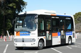 自動運転の実証実験に使用する小型バス