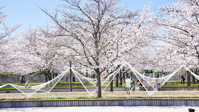門真の「さくら広場」に建築家 永山 祐子氏が手がける「うみのハンモック」を設置
