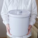 本体約2.0kgと軽量で持ち運びらくらく。 本体約2.0kgと軽量で持ち運びらくらく。