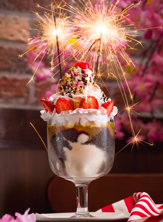 【TGIフライデーズ】 春のお祝いに『NEW! CELEBRATION』キャンペーン開催!苺トッピングの アニバーサリーサンデー プレゼント! アメリカンスタイルのユニークなパーティー体験を楽しもう！
