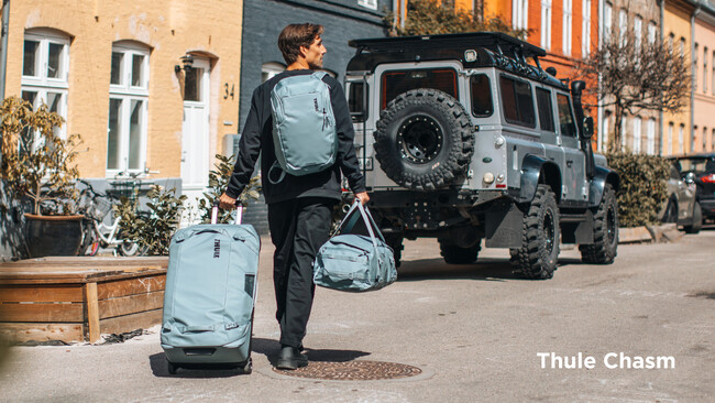 THULE、100％リサイクル生地にアップデートした大冒険向けラゲッジ【Thule Chasm】から都会的でスタイリッシュな新⾊を発売！