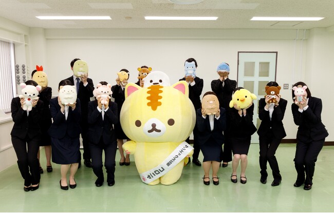 ―サンエックス2024年度入社式を実施―　サンエックスの広報「コロニャ」が初めて入社式に登場し、新入社員たちへエールを送りました。