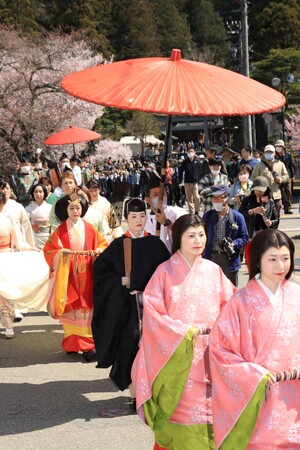 【岐阜県高山市】飛騨一之宮～平安朝にタイムスリップ、艶やかな生きびな祭り～