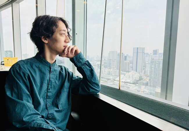 世界を舞台に活躍する稀代のピアニスト・角野隼斗が音楽や人との出会いを語るラジオ番組がスタート！初回放送は4/7（日）11:30～