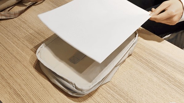 旅行やお出かけにA4サイズのトラベルポーチ!コンプレッションで衣類を簡単圧縮!吊り下げもできて便利すぎ!