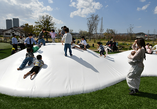 高槻市の安満遺跡公園で大人気の遊具「ふわふわドーム」がリニューアル