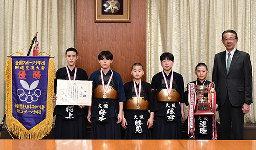 高槻の小学生剣道チームが全国大会優勝を市長に報告