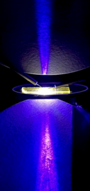 図2 電力変換効率20%以上を有する窒化ガリウム紫色面発光レーザーの動作の様子。 図2 電力変換効率20%以上を有する窒化ガリウム紫色面発光レーザーの動作の様子。