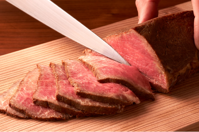 ＜国内における牛肉流通割合は僅か0.7%の超希少和牛＞ “幻”と称される【あか牛】で仕立てたプレミアムローストビーフを新発売！