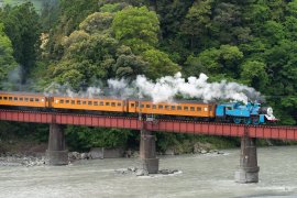 大井川を渡るきかんしゃトーマス号