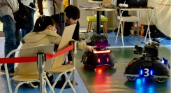 ロボット開発を手がけている5つの団体が出展して操縦体験もできる一般社団法人ロボットスポーツ協会主催の「ロボスポフェスタ in 北千住」を3月30・31日に開催