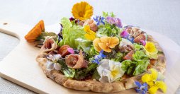 花束をピザにしたらこうなりました『ブーケサラダピザ」が新登場！ 淡路島西海岸『花咲く淡路島 春旅フェア』5月31日まで開催