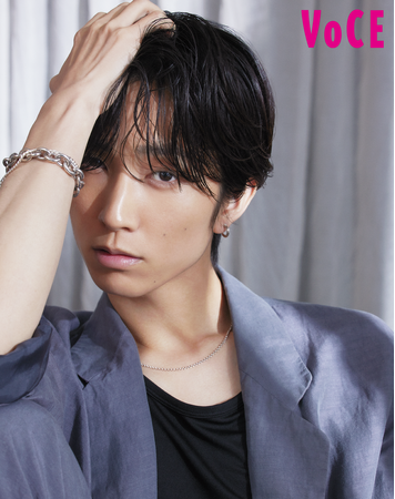 SixTONES 田中樹がSpecial Edition表紙に初登場！　「ワイルドな⾊気」と「彼氏感」で魅了(ハート)　 VOCE6月号は4月22日（月）発売