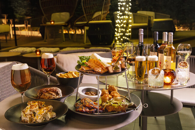 キンプトン World BBQ ビアガーデン 第一弾！ 本年は5月からスタート！フーディーもうなる肉料理と、 風が心地いいスタイリッシュなテラスでチルなひとときを。