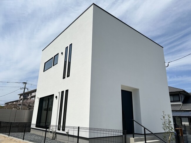 シンプルモダンな 白い床 白い壁 の「四角い家」できました！