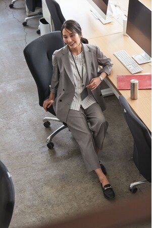 “ゆるすぎず、堅すぎない” 「THE THIRD SUITS(R)」から暑い夏に最適な麻調レディーススーツ販売開始！