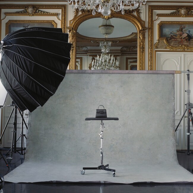 ヴァレンティノ ガラヴァーニ ‘Vスリング’ バッグ アクセサリーのアイコンにスポットライト