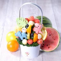 フルーツブーケ専門店より、キュートな恐竜デザインが登場！お子さまへのプレゼントにおすすめの新感覚フルーツギフト