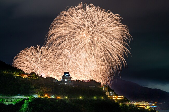 【熱海海上花火大会】5月は2日（木）史上初のGW開催！特等席確約の送迎付きプランの販売中。次回は夏の7月26日（金）の開催！