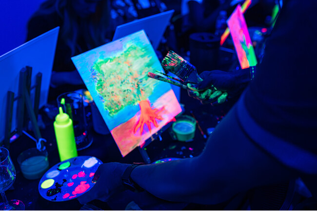 日本に初上陸、世界の主要都市で好評の暗闇アートワークショップ「Neon Brush」が東京・原宿で開催　5月3日から、ネオンが照らす暗闇の中で独自のアート作品を創り出す特別な夜を提供