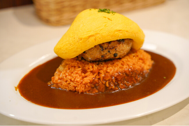 どこか懐かしい、でも新しい。大きなエビフライ、ふわトロのオムライスも食べられる「洋食喫茶 小山」が小岩にオープン！